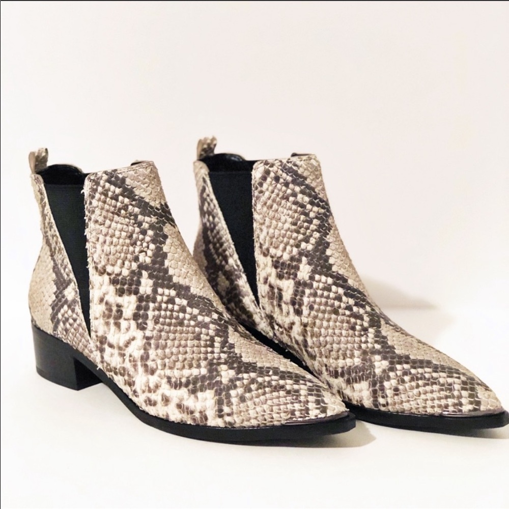 NWOB Marc Fisher Yale bootie black/natural snake